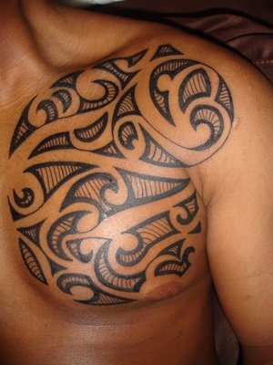  Tatouage maori, polynésien sur la poitrine d'un homme